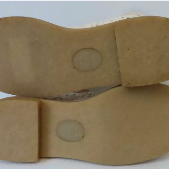 Beautiful Chanel SHOES - Picture 5 of 11